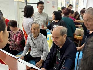 息烽县永靖镇退休党支部开展“粽叶传情迎端午 银龄安康话传承”主题活动