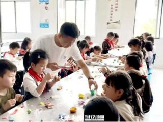 清镇市王庄小学关工委开展“粽情端午传文化，童心向党筑未来”关爱留守未成年人活动