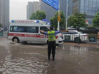 闻“汛”而动——贵州交警疾风骤雨中的硬核守护