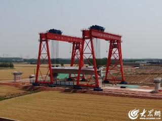 全线首家——潍宿高铁站前三标诸城段首孔箱梁架设成功