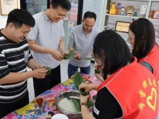 青岛西海岸新区辛安街道淮河路社区开展“粽香传情 香囊送暖”活动
