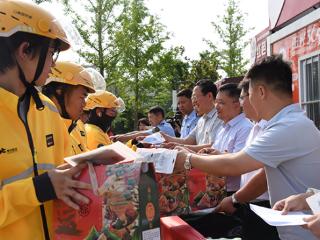 青岛市即墨区市场监管局、区网约配送行业党委组织开展“一路童行，粽暖红骑”暨“夏送清凉”活动