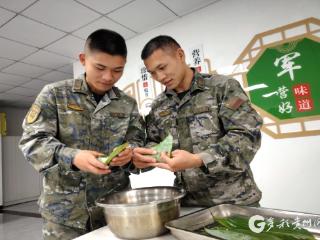 【高清组图】端午佳节到 粽香满军营