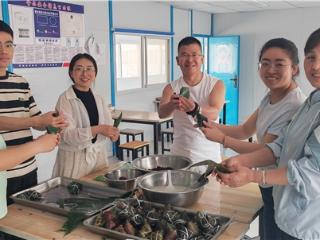 “粽香传真情 关爱暖人心”——青岛金茂智慧新城B8地块项目端午包粽子活动温情举行