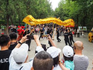 千佛山上端午节味道浓，舞龙舞狮、香囊、粽子、戏曲都来了