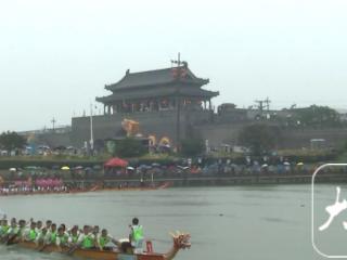 寿县古城：护城河上赛龙舟