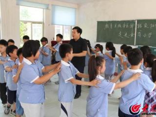 郓城县教育系统音乐与舞蹈家协会开展“送文艺进校园”活动
