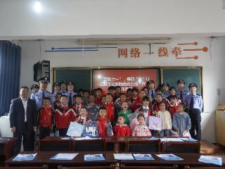 安顺民警与萌娃共绘“六一”温暖画卷