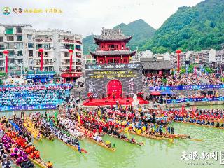 镇远：飞桨逐浪鼓声急 龙舟竞渡庆端午