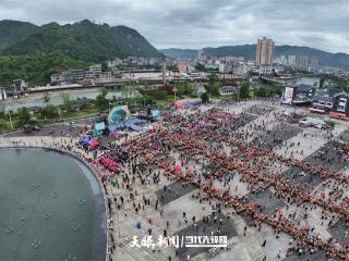 【网络中国节·端午】73支龙舟队出发，贵州施秉激情开启节日狂欢
