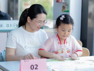 中国银行日照分行举办“童心传承 非遗有爱”六一儿童节亲子活动