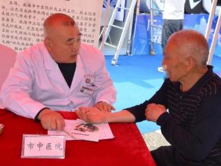 中医药助力无烟日，针灸专家现场支招科学戒烟