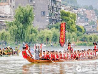 【高清组图】贵州镇远：水花激荡 数十支龙舟队挥桨竞渡
