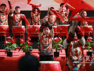 汉服萌娃玩转“六艺” 这所小学的儿童节秒变“穿越现场”
