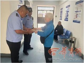 “上次帮我修门锁，这次又帮我找回老伴，李警官就像家人！”