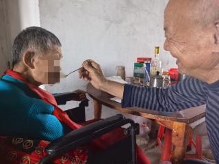 有钢铁般的意志，老兵巴贵祥将自己变成残疾妻儿的靠山