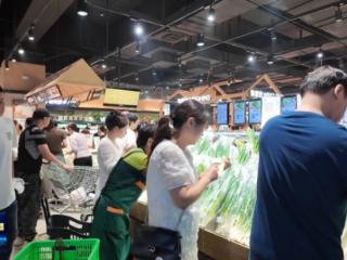 假日经济“热”度十足，十堰城区节日市场供需两旺