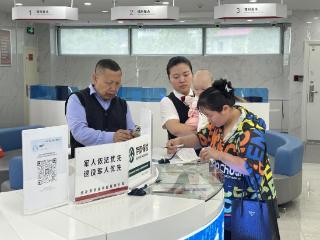 工行贵州贵安分行大堂经理秒变“临时家长”，解客户带娃办业务难题
