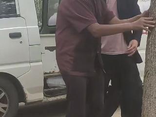 河南七旬老人捡烟花被崩伤 亲属：右眼难保，平时以捡废品为生