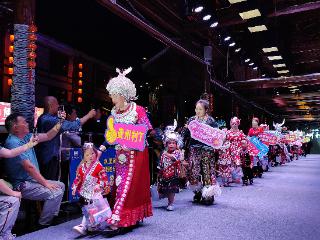 童心飞扬“村T”秀 共筑搬迁新家园