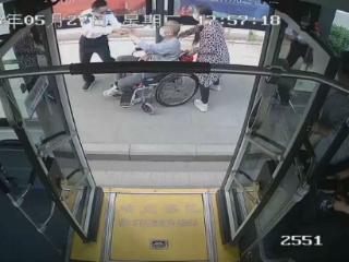 济南公交K20路驾驶员守护特需乘客出行