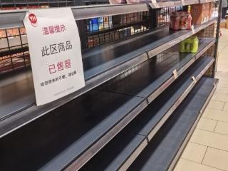 永辉超市六安万达店闭店前“淘货”市民仍很多
