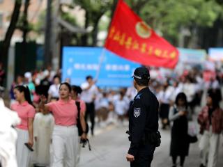 雷山公安：全力护航六一儿童节巡游，为孩子们撑起安全保护伞