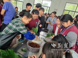 温情助考暖人心 师生“包粽”送祝福