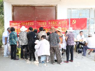 沂河新区相公街道：第一书记牵线义诊，暖心服务情满乡村