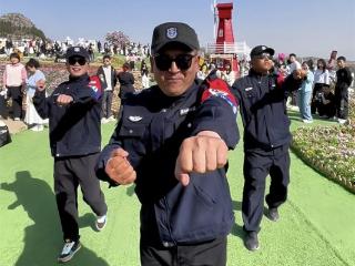2025好网民·在山东|山东文旅·红叶柿岩旅游区“保安天团”：“创意服务”融入日常 以“舞功”传递文旅温暖