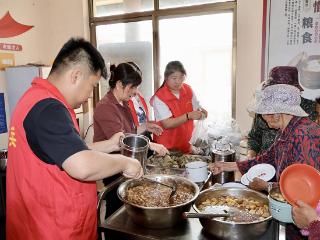 莒南县岭泉镇：粽香情意浓 端午敬老情