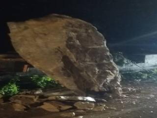 一块30吨巨石掉落堵了半条道，金寨启动应急预案连夜处置