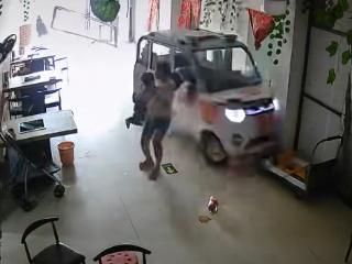 河南一辆四轮车失控撞进店中，11岁女孩勇救1岁半妹妹