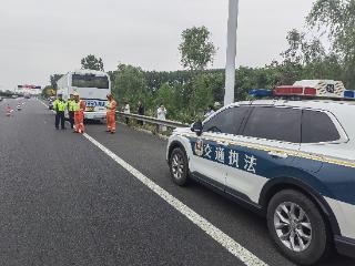 大客车高速公路抛锚 多部门联手暖心处置