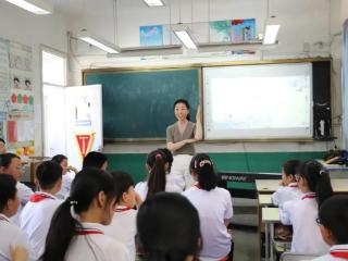 济南市历下区燕山小学与黄巢小学开展爱心共建活动