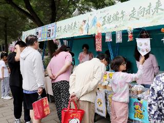 制香囊做漆扇 北京玉渊潭公园端午文化活动举行