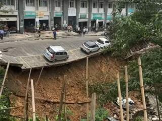 广西三江县一路段塌方，多辆轿车坠落坡底 当地：多部门到现场处置