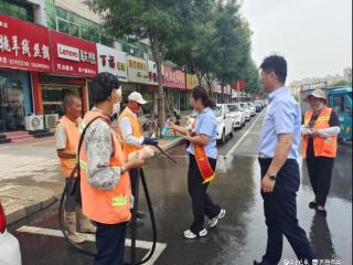 中国人寿陵城区支公司开展“夏日送清凉·国寿暖人心”公益活动